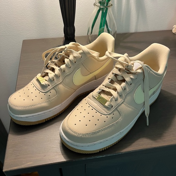 Women’s Nike Air Jordan 1 Low - Picture 2 of 4